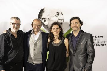 Nathalie Royer en compagnie des anciens lauréats Richard Schmoucler (violoniste), Pascal Contet (accordéoniste) et Christophe Julien (compositeur). Crédit photo : Gabrielle Denisse.