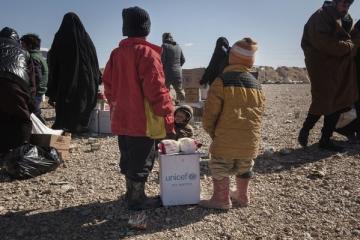 Personnes de dos recevant de l'aide humanitaire - Crédit UNICEF