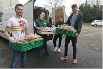 quatre étudiants bénévoles lors d'une collecte alimentaire à Caen