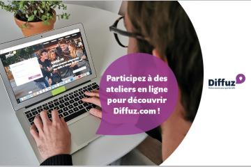 Un homme tapant sur son ordinateur portable