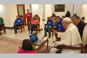 Le pape nous a offert sa première audience privée... sur zoom