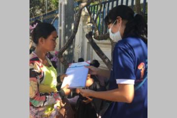 Cambodge : Distribution de livres dans les quartiers précaires de Phnom Penh