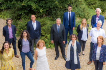 Le jury du Prix du Livre Environnement. 1er plan : Patricia Ricard, Léa Zaslavsky, Marie-Odile Monchicourt, Stéphanie Bellin, Fanny Demulier. 2e plan : Christophe Ono-dit-Biot, Thierry Vandevelde, Antoine Frérot, Julie Sescosse, Dominique Bourg. 3e plan : Romain Prudent, Gilles Degois.