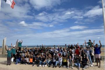 Journée de « vacances apprenantes » à Omaha Beach pour 120 jeunes et mamans avec la Fondation Deloitte