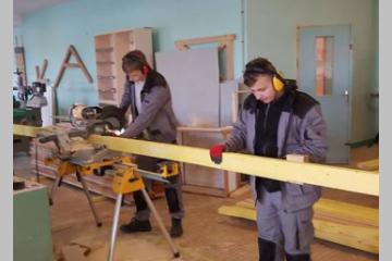 L'école a pour objectif de réinsérer des jeunes en difficultés en leur offrant la possibilité de suivre une formation éducative et professionnelle