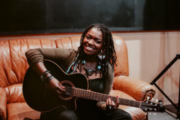 Betty, chanteuse et créatrice de Tournée Soleil