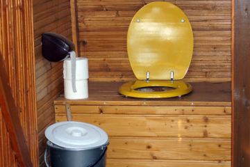 Lors d'évènements ou chez soi, les toilettes sèches permettent de réduire le gaspillage d'eau potable. Crédit photo : Denise Hasse.