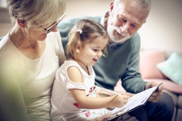 Grands-parents et fille