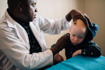 Consultation d'un enfant atteint d'albinisme en Tanzanie (crédits Chihiro Tagata)