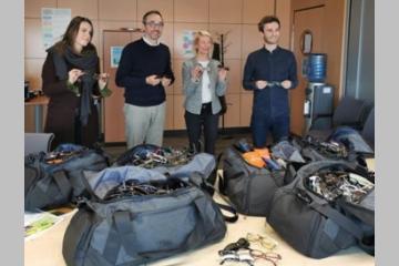 Remise des paires de lunettes collectées, dans les locaux lillois de BNP Paribas (De gauche à droite : Ophélie Vanbremeersch, Fondatrice de Lunettes de ZAC Guillaume Curnier, Directeur régional BNP Paribas Nord, Carole Aerts, Responsable Communication Région Nord chez BNP Paribas et Antoine Lamblin, Responsable développement commercial chez Lunettes de ZAC) 