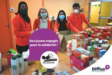 4 jeunes organisant une collecte de produits de première nécessité dans le cadre du programme "Diffuseurs de Solidarité" co-construit par Unis-Cité, la Macif et Diffuz.