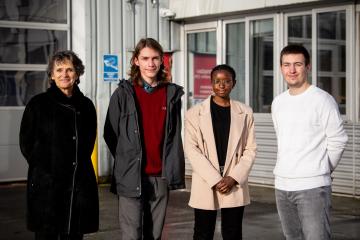 Sur la photo, à gauche, Bénédicte Mennesson, déléguée générale de Tremplin et Maxence Vanseveren Leroy, président de l’association ; à droite, deux étudiants parrainés. Crédit photo : Benjamin Girette