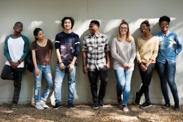 Aider les jeunes à s’insérer dans la société : nouvelle mission de la Fondation SNCF. Crédit photo : iStock.