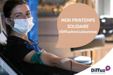 Une jeune fille réalise le don de sang en participant au défi solidaire de l’EFS.