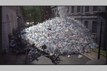 En Images : Greenpeace noie les politiciens britanniques dans un déluge de plastique