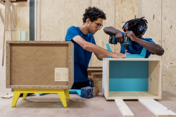 L'Atelier Emmaüs propose également une gamme de meubles fabriqués en série à partir de bois de récupération. Crédit photo : Jérôme Pantalacci.