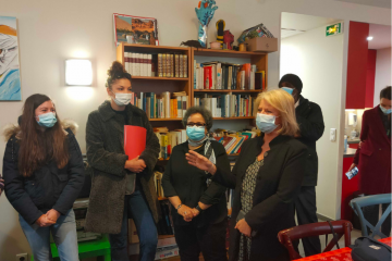 Lors de sa visite officielle, Brigitte Bourguignon s'est également rendue à l'Étape, lieu de rencontre destiné aux personnes accompagnées par les Petits Frères des Pauvres. Crédit photo : Carenews.