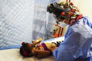 Une médecin examine une fillette au Venezuela