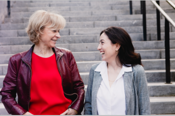 Laure et Daniela, souriantes et complices devant nos locaux (mai 2021)