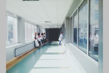 Des médecins dans un hôpital. Crédits : pixabay.com