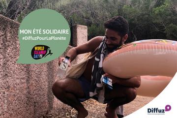 Photo d’un jeune homme rentrant de la plage et qui ramasse une bouteille en plastique. Il participe à un défi “nature” pour lutter contre les déchets, sur Diffuz.