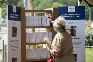 Cet été, la Fondation VINCI Autoroutes offre 20000 livres aux voyageurs pour transmettre le goût de lire et inviter à une pause lecture 