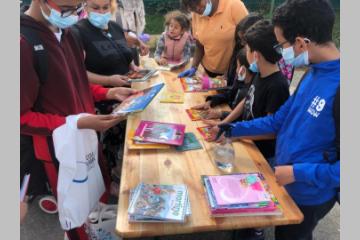 (Photo SIF/Secours Islamique France) En plus des fournitures scolaires, les enfants du CAJ se sont vus offrir des livres pour les inciter à la lecture, premier pas vers l'apprentissage des bases