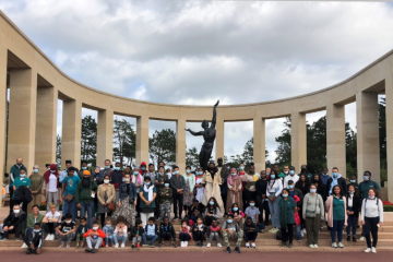 Journée de « vacances apprenantes » à Arromanches-les-Bains pour 110 familles et enfants avec la Fondation Deloitte