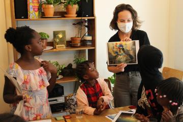En août dernier, Marie-Amandine intervenait au Centre d'Hébergement d'Urgence du Samu social de Paris dans le cadre du programme Art en immersion 2021. Crédit photo : Fondation Culturespaces 2021