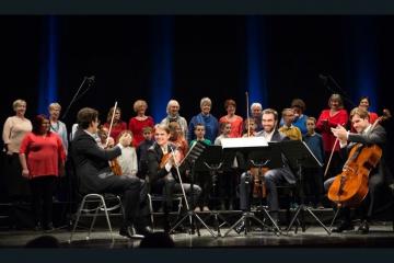 Des habitants du territoires et le Quatuor Modigliani réunis sur scène en première partie d'un concert de poche, à Saint-Amand-les-Eaux (Nord). Crédit photo : Les Concerts de Poche.