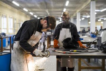 Avec le soutien de la Fondation TotalEnergies, le réseau des Écoles de Production accélère son extension