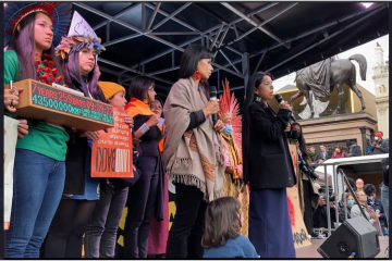 Helena Gualinga porte la parole des peuples d'Amazonie à la COP 26. Crédit : copie écran Twitter