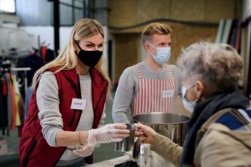 Collecte alimentaire et distribution de repas  sont d'actualité. Crédit : iStock