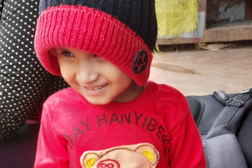 L’histoire de Sitara, petite fille népalaise exclue par son handicap