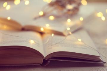 Une sélection de livres adultes et jeunesse pour Noël. Crédit : iStock