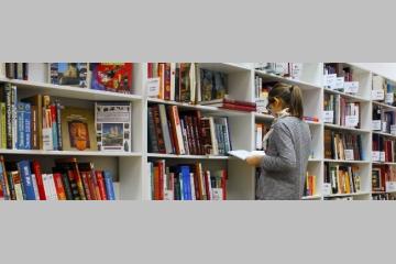 Une personne dans les rayonnages d'une librairie