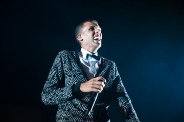 Stromae revient avec un titre engagé. Source : Kmeron.