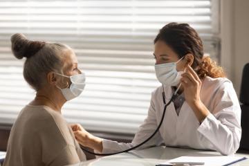 Santé : Que faire pour lutter contre les déserts médicaux ? Crédit photo : fizkes.