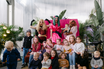 Les Drag Queens entourées des enfants au Family Pride Festival