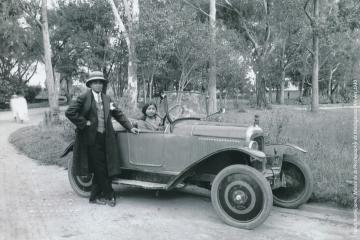 Photographie de Ramilijaona des années 1930 : jeune fille dans une voiture d'époque et jeune homme à ses côtés.