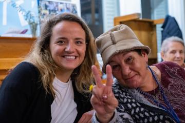 A droite, Naïma, heureuse au sein de la colocation solidaire des Captifs. 