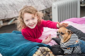 Après avoir fui l’Ukraine avec sa famille, Emma, 5 ans, a été accueillie au sein d’un « Point Bleu » de l’UNICEF en Roumanie