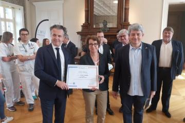 Christophe Béchu, maire d’Angers, Cécile Jaglin-Grimonprez, directrice générale du CHU d’Angers et le Pr Lionel Lamhaut, président et fondateur de SAUV Life, le 16 mai en mairie d’Angers lors du lancement du Programme Citoyen Santé avec le soutien de la fondation d’entreprises CNP assurances. Crédit photo : DR.