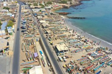 Une plage aux alentours de Dakar où s'empilent les bateaux (AOT Photography)