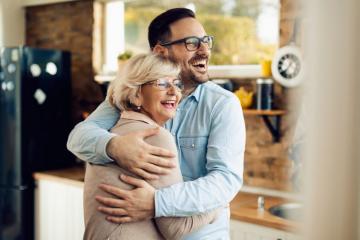 Garder le lien et être solidaire pour se sentir bien. Crédit : iStock