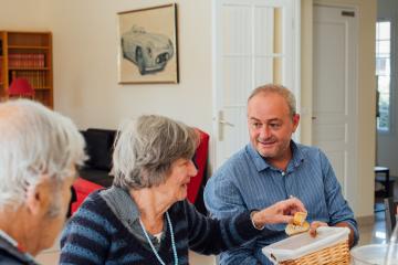 Un Toit parmi les âges : le vivre ensemble réussi des jeunes et des aînés