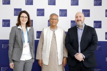 (De gauche à droite) Dr Anastasia Cozarenco, directrice du Yunus Centre à MBS et co-titulaire de la Chaire Finance Sociale et Durable ; Professeur Muhammad Yunus, Prix Nobel de la Paix en 2006 et créateur du Yunus Centre de Dhaka (Bangladesh); Dr David Roubaud, enseignant chercheur en finance, microéconomie, cryptomonnaies et Big Data. Crédit photo : Fondation MBS - Committed to making a difference