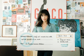 La chanteuse Nolwenn Leroy porte le chèque officiel remis à la Fondation Recherche Alzheimer