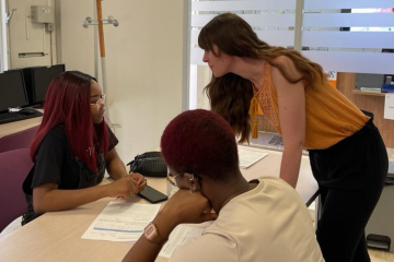 Aller vers les jeunes éloignés de l'emploi : les actions de l'E2C Paris 