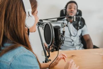 Sélection de 5 podcasts engagés à écouter cet été ! 